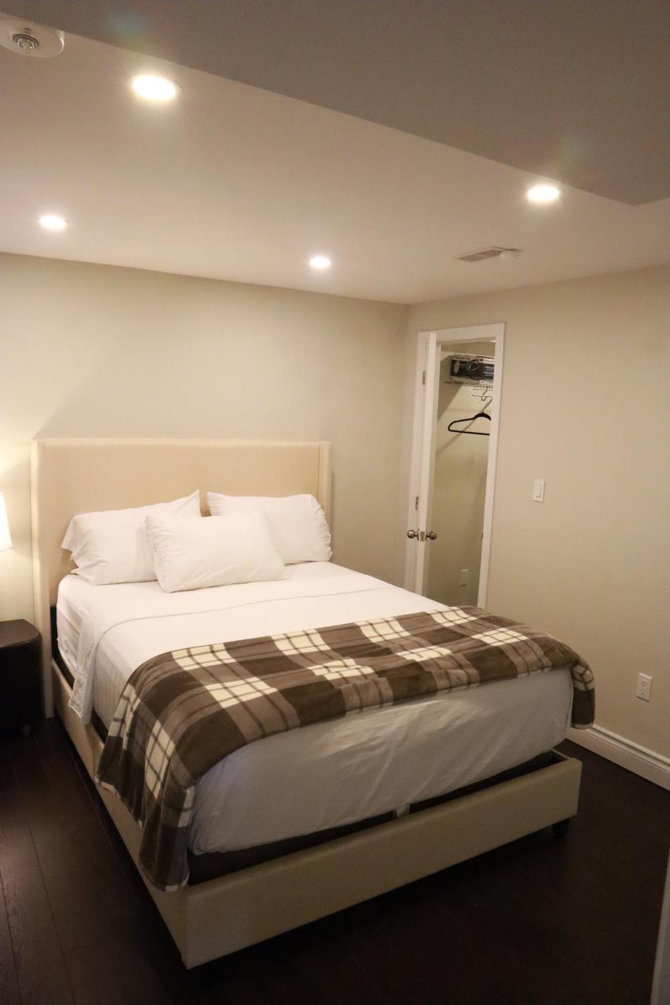 Stunning Furnished 2Bedroom/2Washroom Apartment Brampton Exteriör bild
